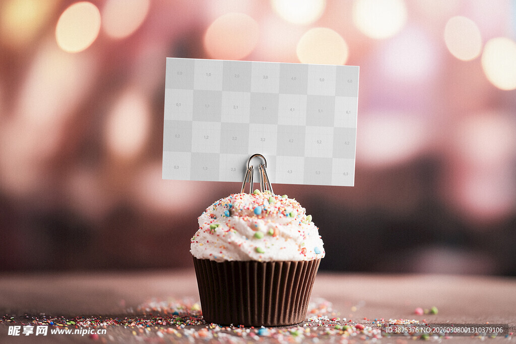 纸杯蛋糕上的空白卡片展示样机