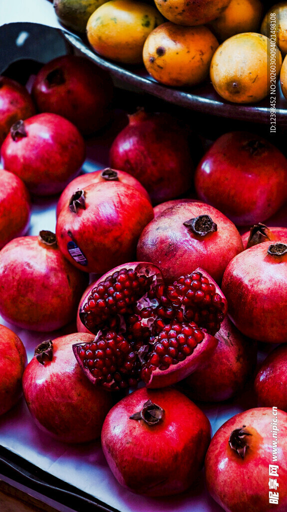 新鲜红石榴与橙类水果