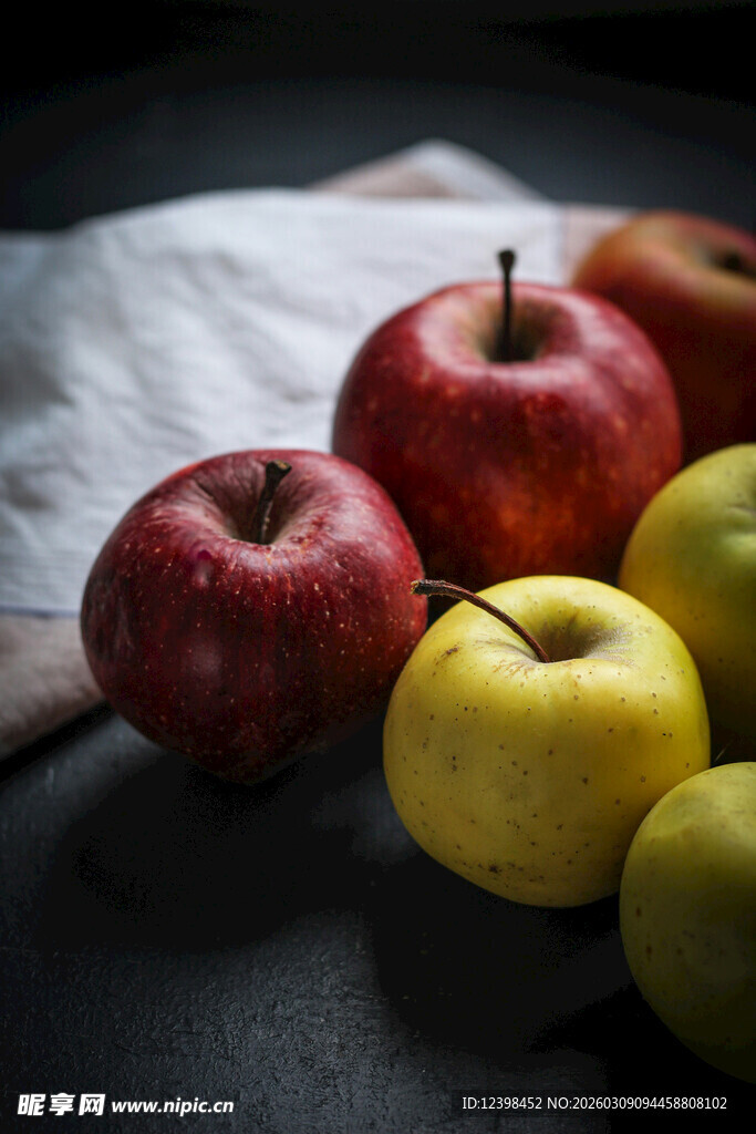 多彩苹果摆拍静物图