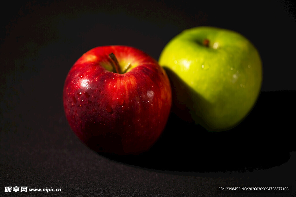 红青双苹果静物展示
