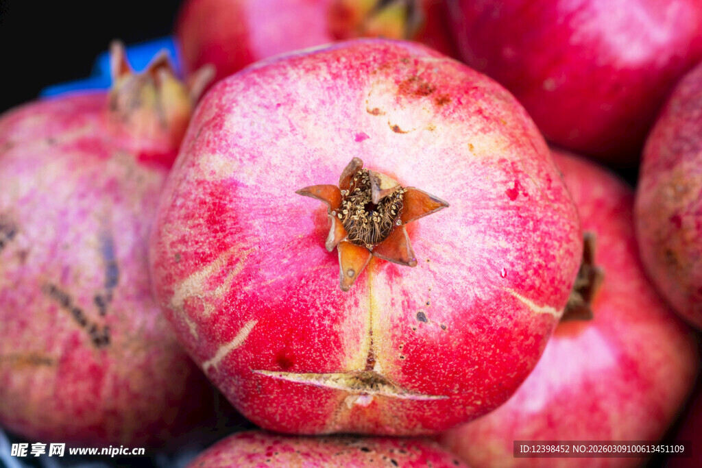 新鲜饱满的红石榴