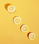 黄色背景上的切片柠檬