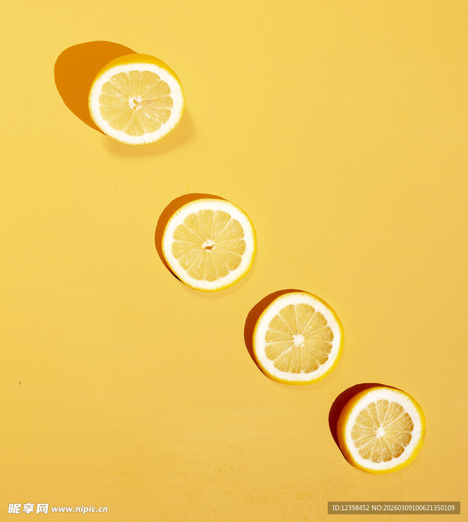 黄色背景上的切片柠檬