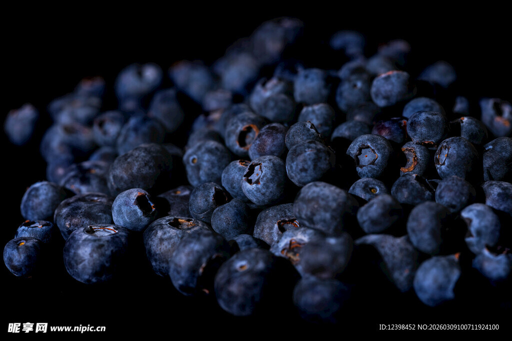 新鲜饱满蓝莓特写