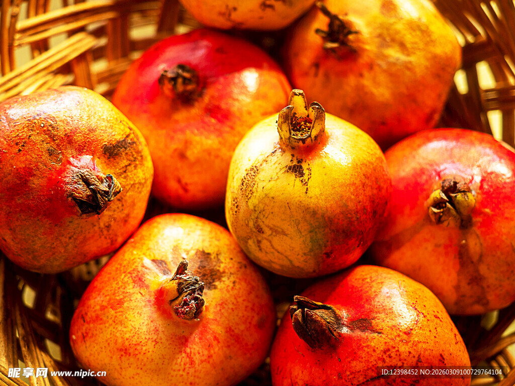 筐中饱满多汁的新鲜石榴