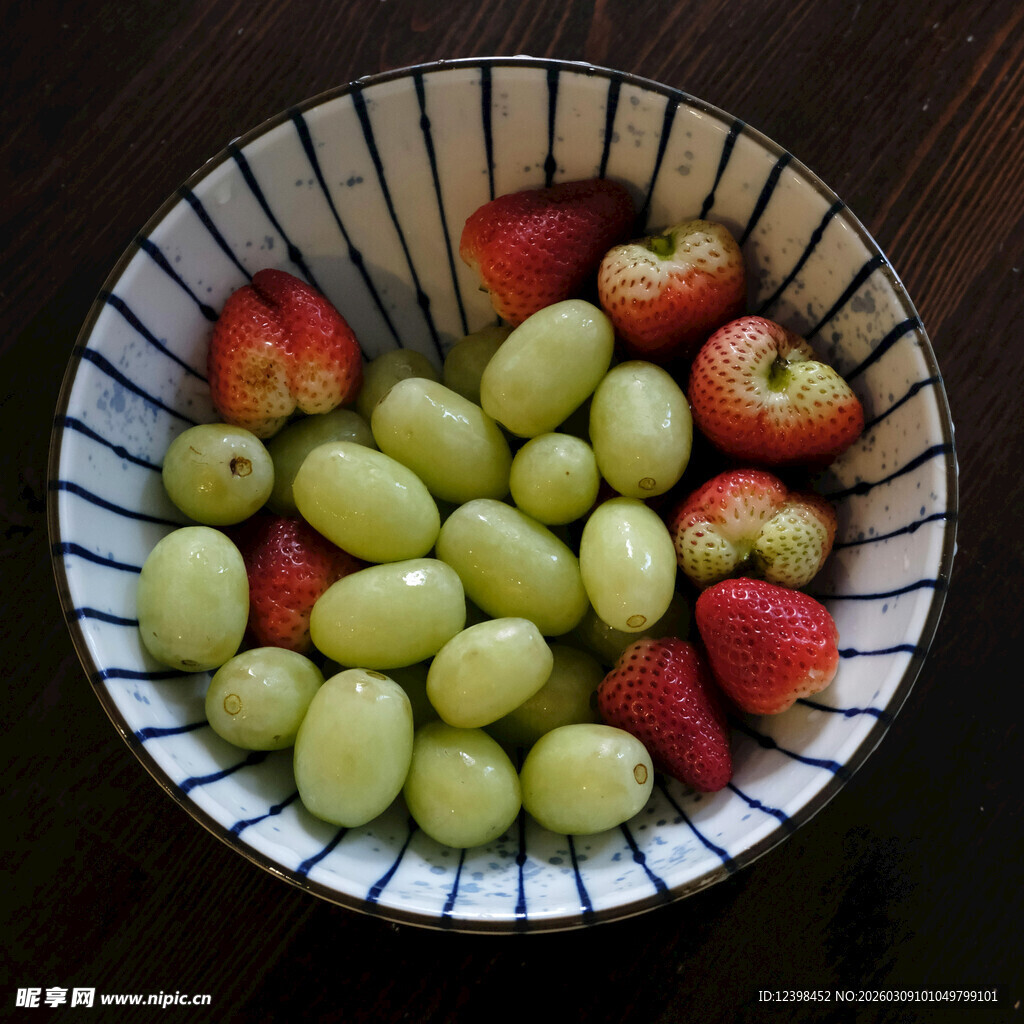 碗中多彩水果组合