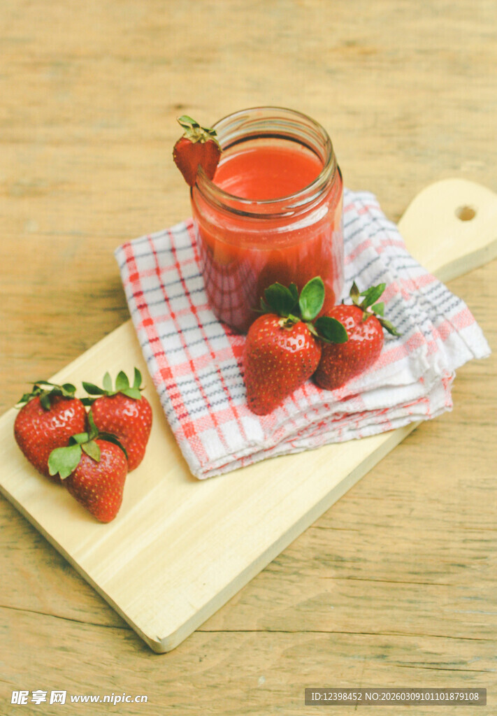 木砧板上的草莓与草莓酱