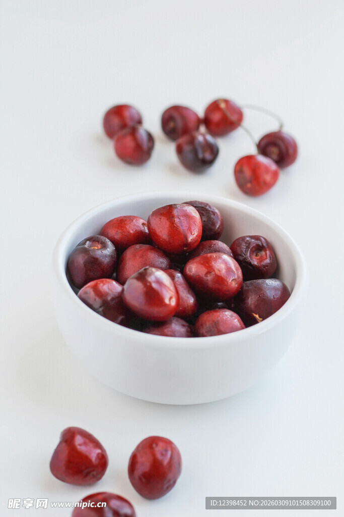白碗中的新鲜红樱桃