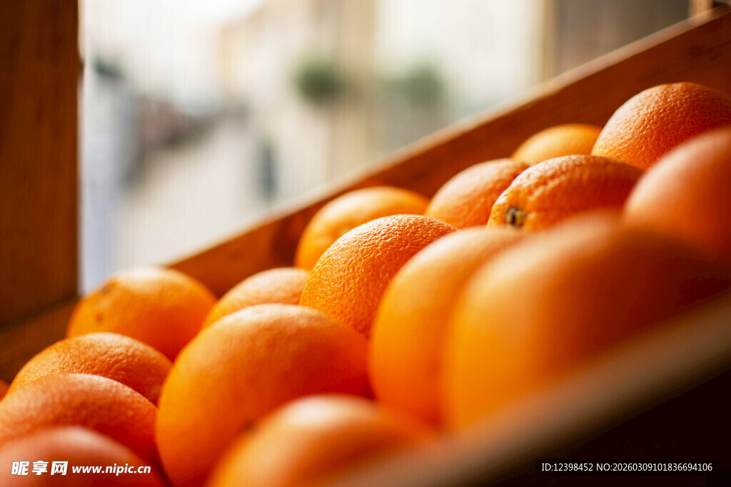 木盒中饱满的新鲜橙子