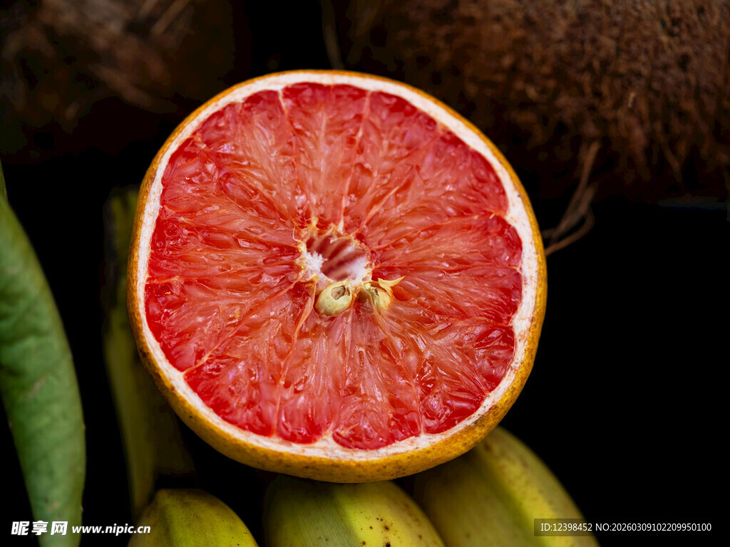 切开的红葡萄柚与香蕉