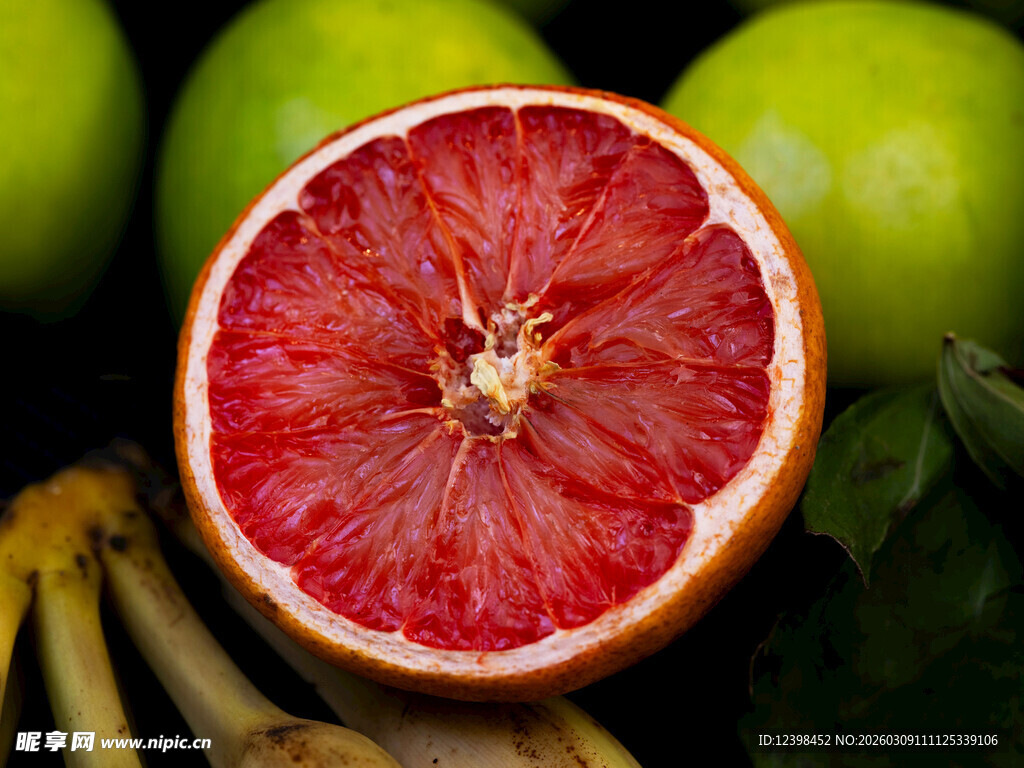 切开的红葡萄柚特写