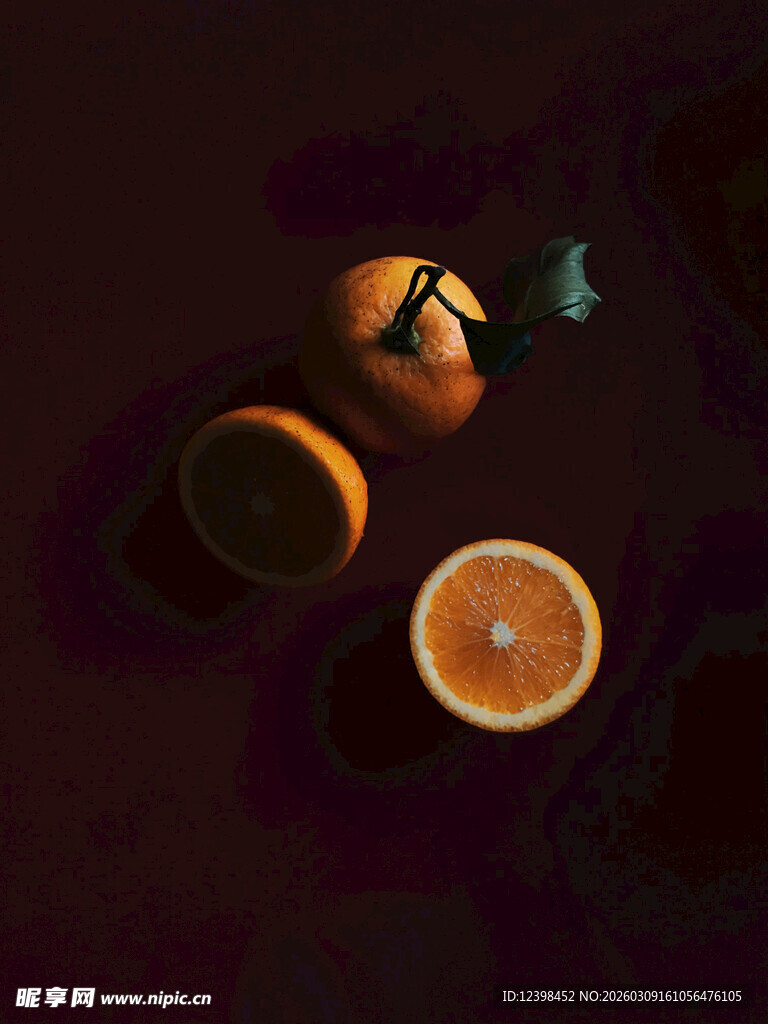 深色背景下的新鲜橙子