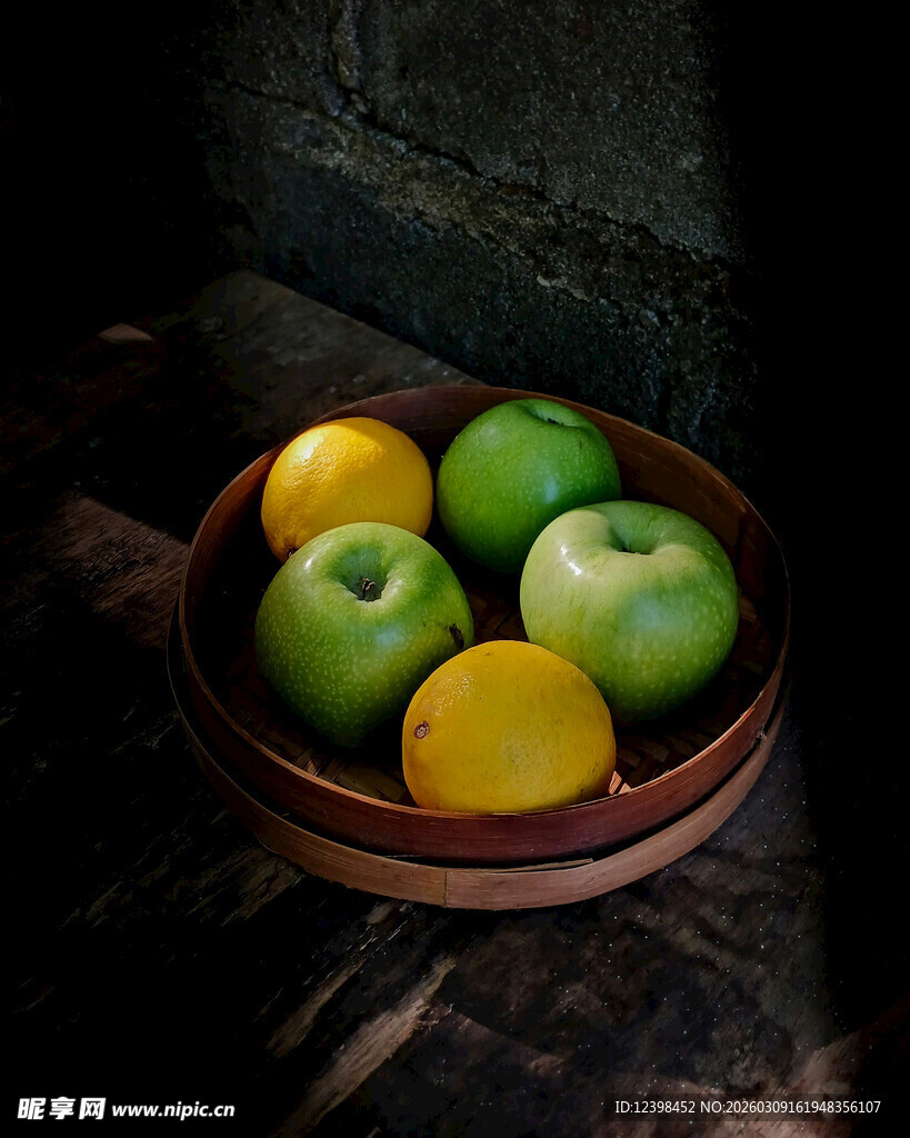 木碗中的青黄水果