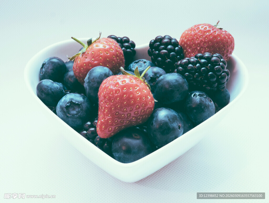 碗中多彩莓果