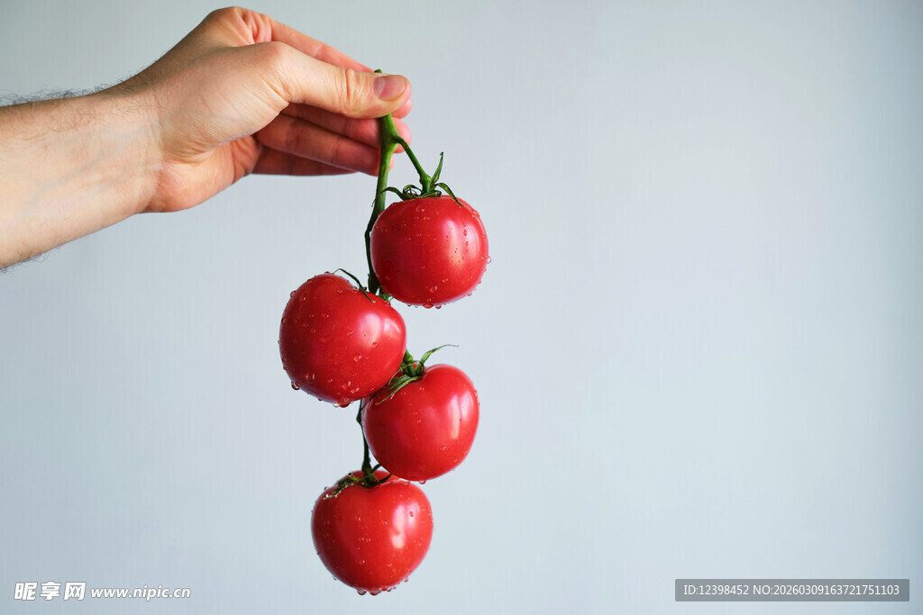 手拎三颗鲜红小番茄