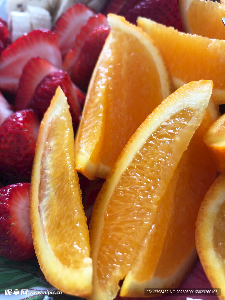 鲜切橙子与草莓