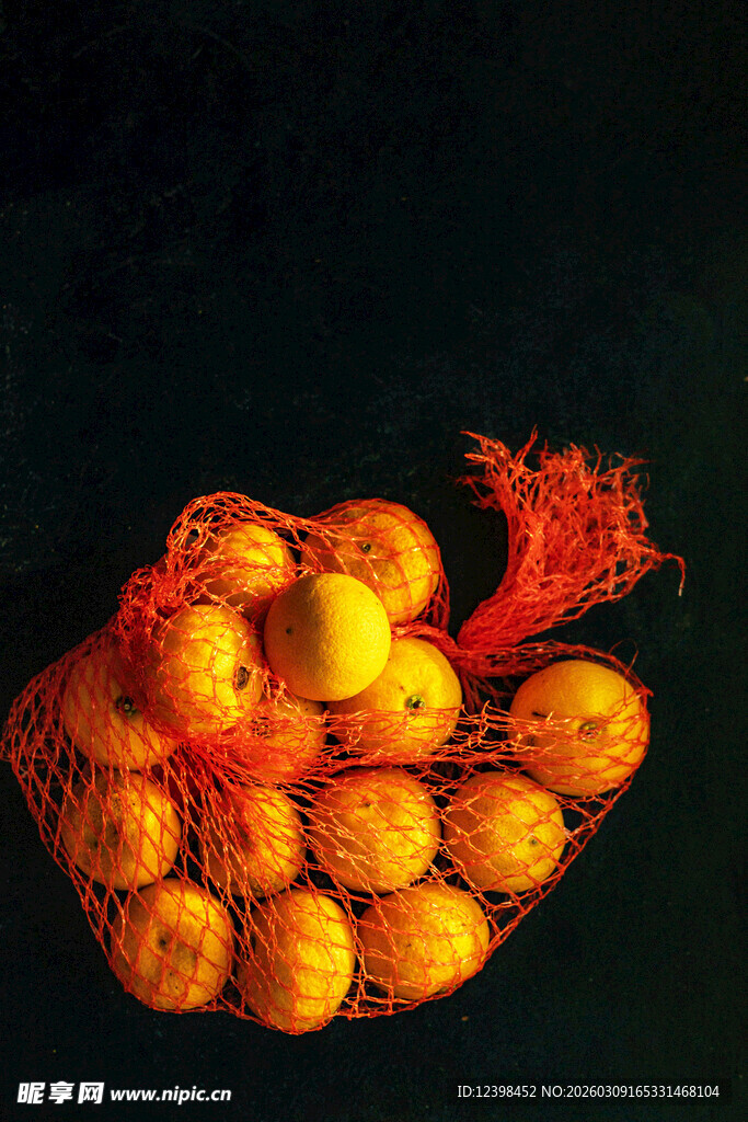 网袋中的新鲜橙子