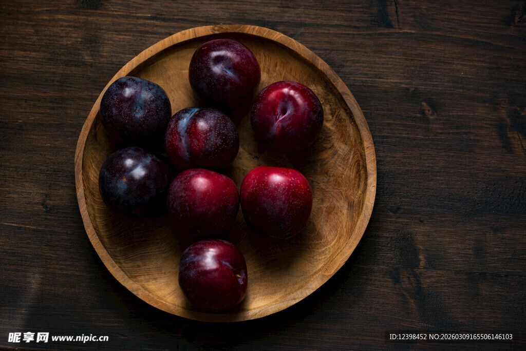 木盘里的多彩李子