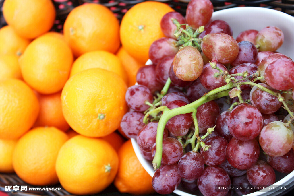 新鲜柑橘与紫葡萄组合