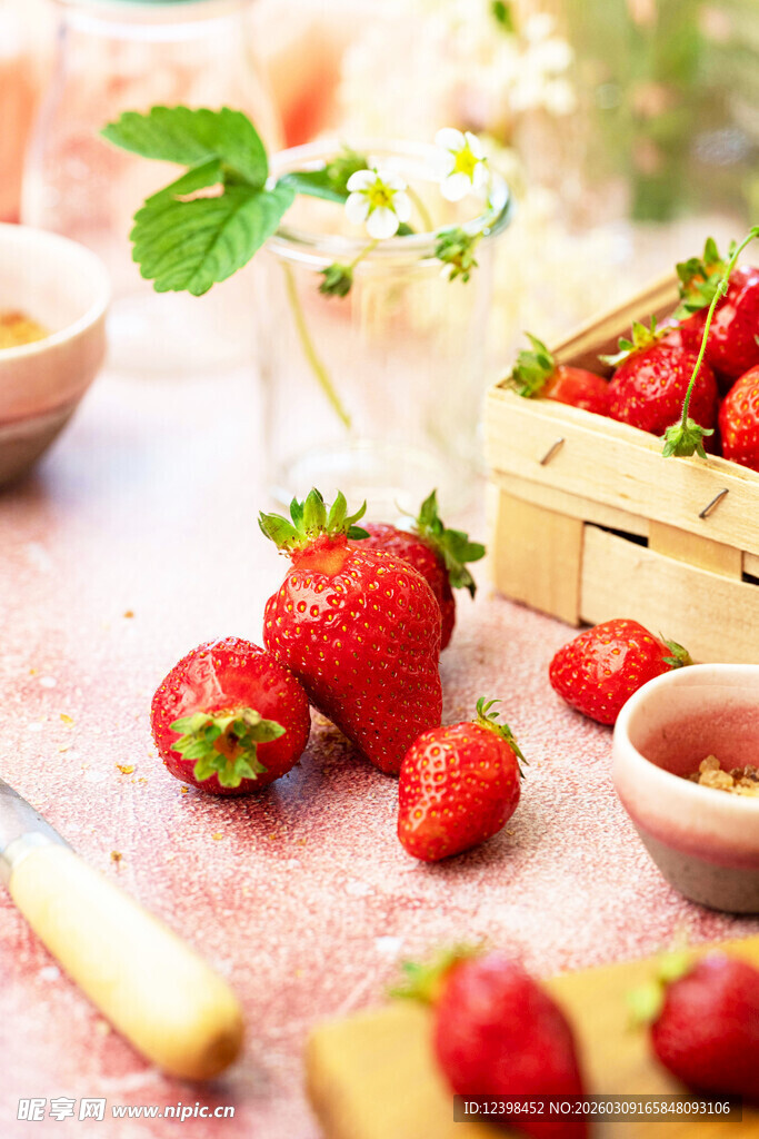 新鲜草莓摆拍与饮品点缀