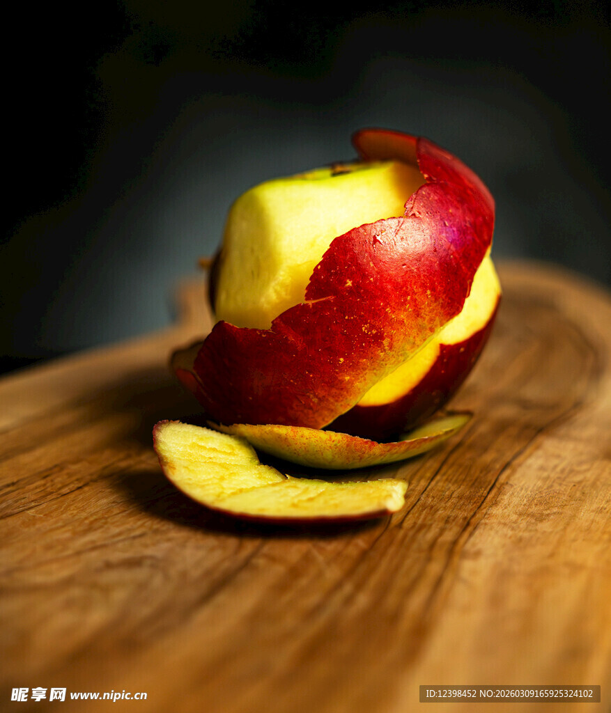 削皮的红苹果