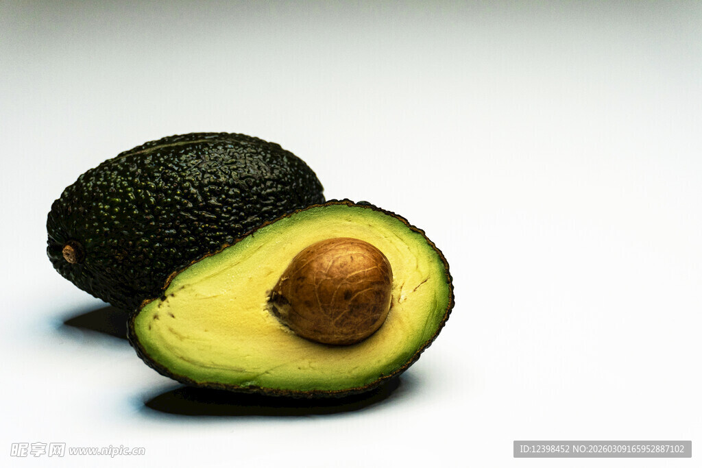 切开的牛油果特写