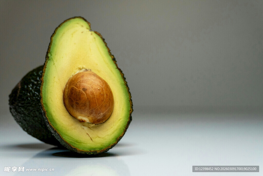 切开的牛油果特写