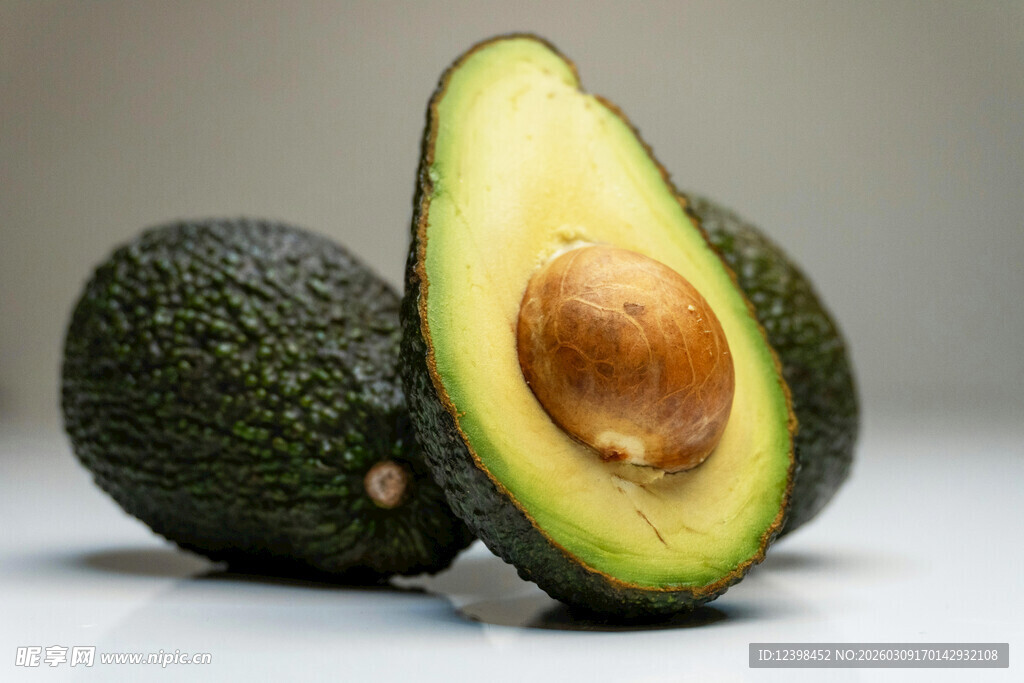 切开的牛油果特写