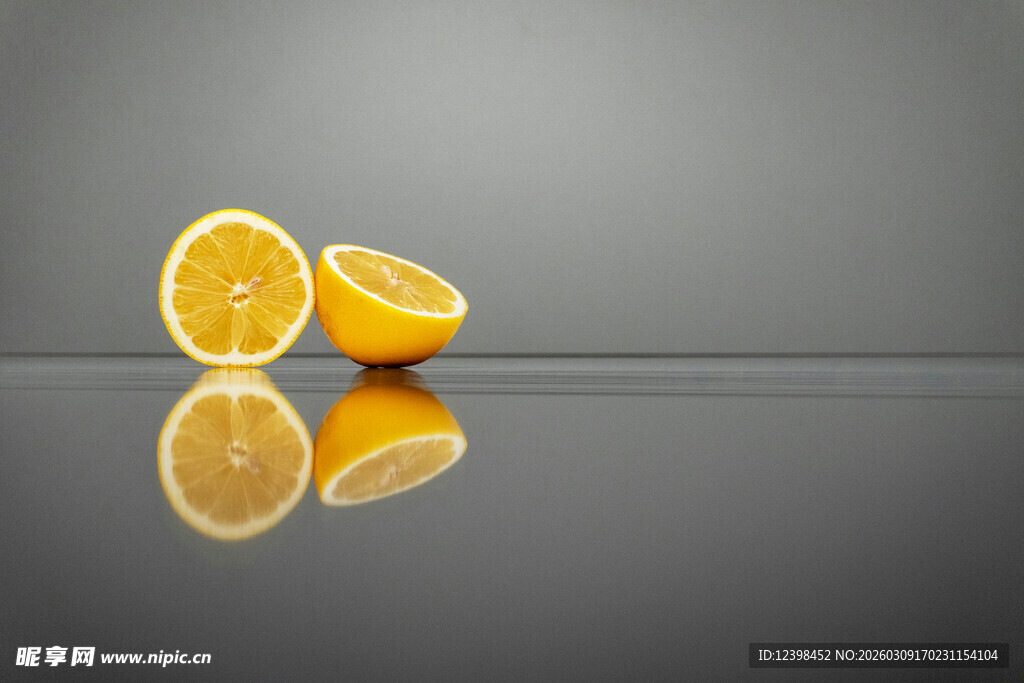 两半柠檬的镜面反射效果