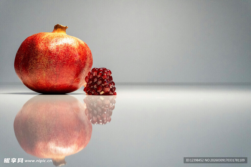 鲜红石榴与散落石榴籽