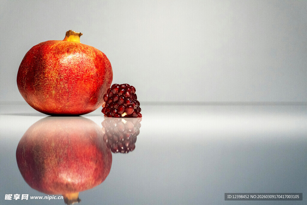 红石榴及其籽的特写展示