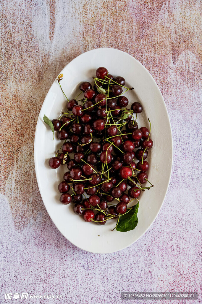 盘中红黑相间的美味果实