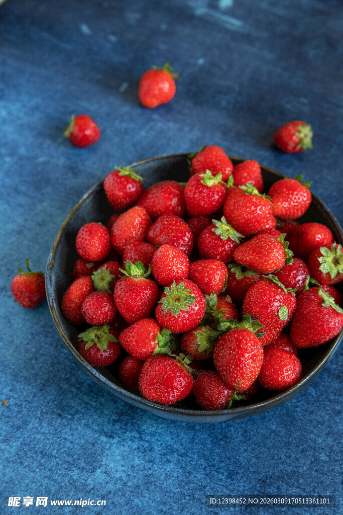 碗中鲜红饱满的新鲜草莓