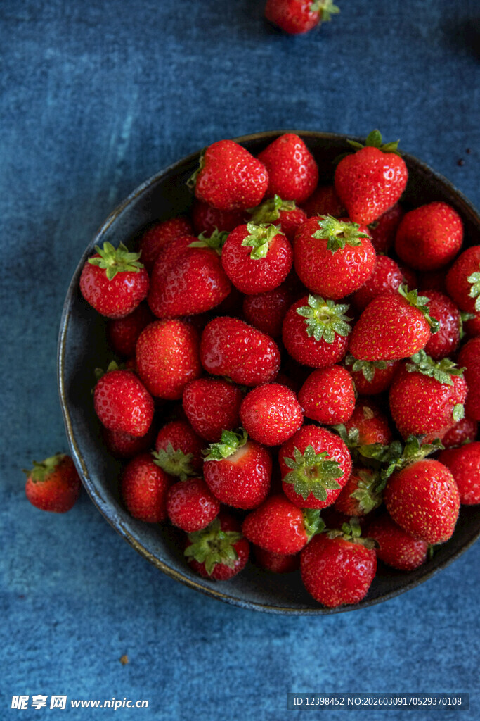 满满一盘新鲜红草莓