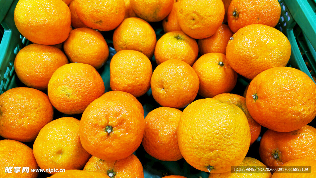 满满一筐新鲜橙子