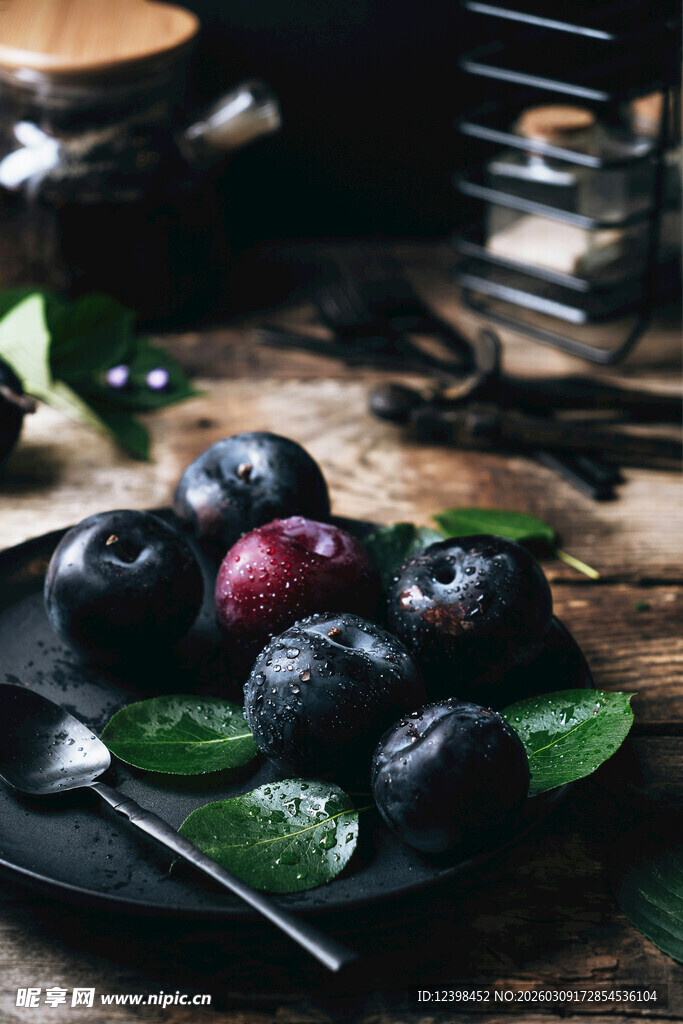 黑盘上的新鲜多样浆果