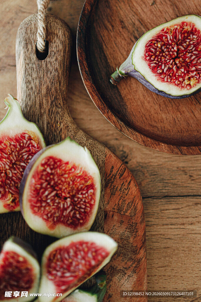 木盘上的新鲜无花果切片