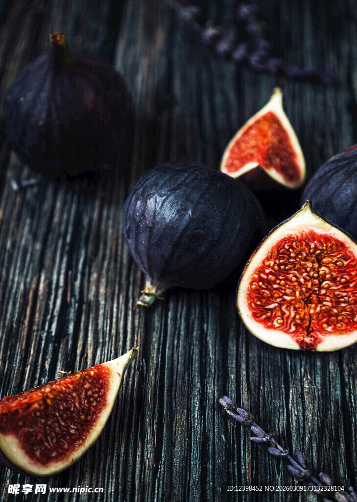 黑底上的新鲜无花果切片