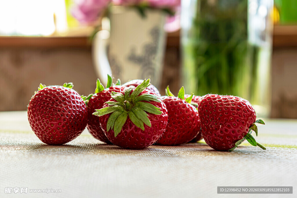 新鲜草莓摆放在木桌上
