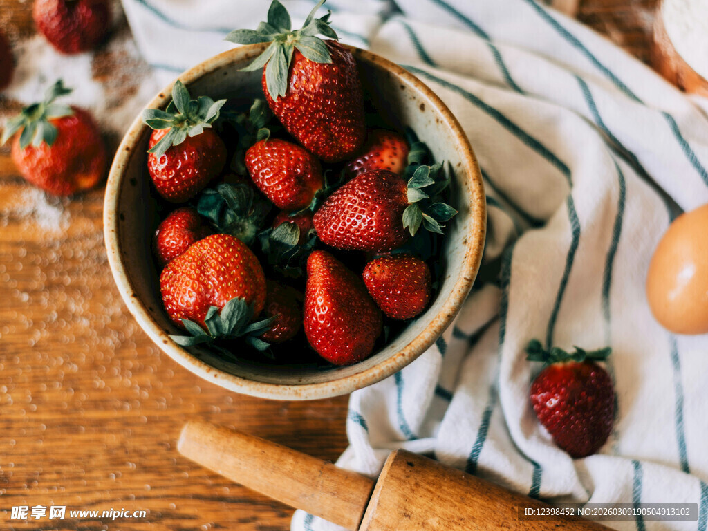 木碗中的新鲜草莓