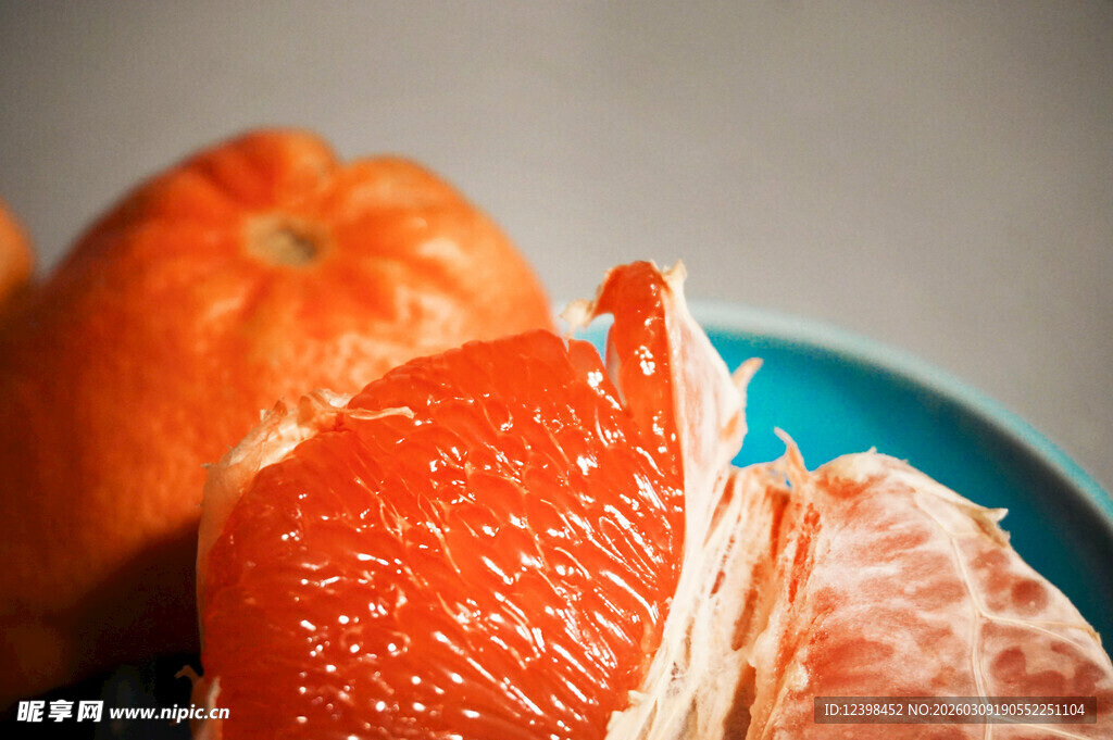 剥开的柚子与南瓜特写