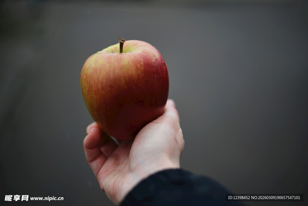 手中的红苹果