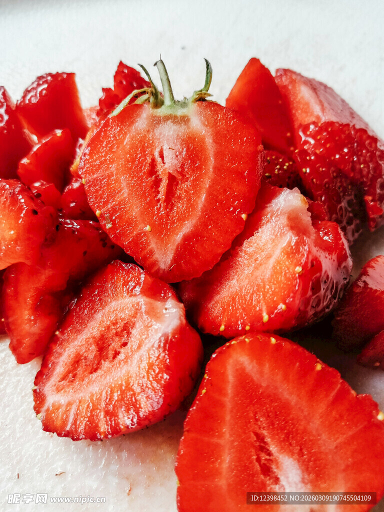 新鲜草莓切片特写画面