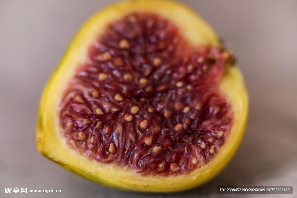 切开的新鲜无花果果肉