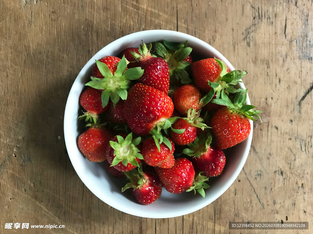 碗中新鲜草莓色泽诱人