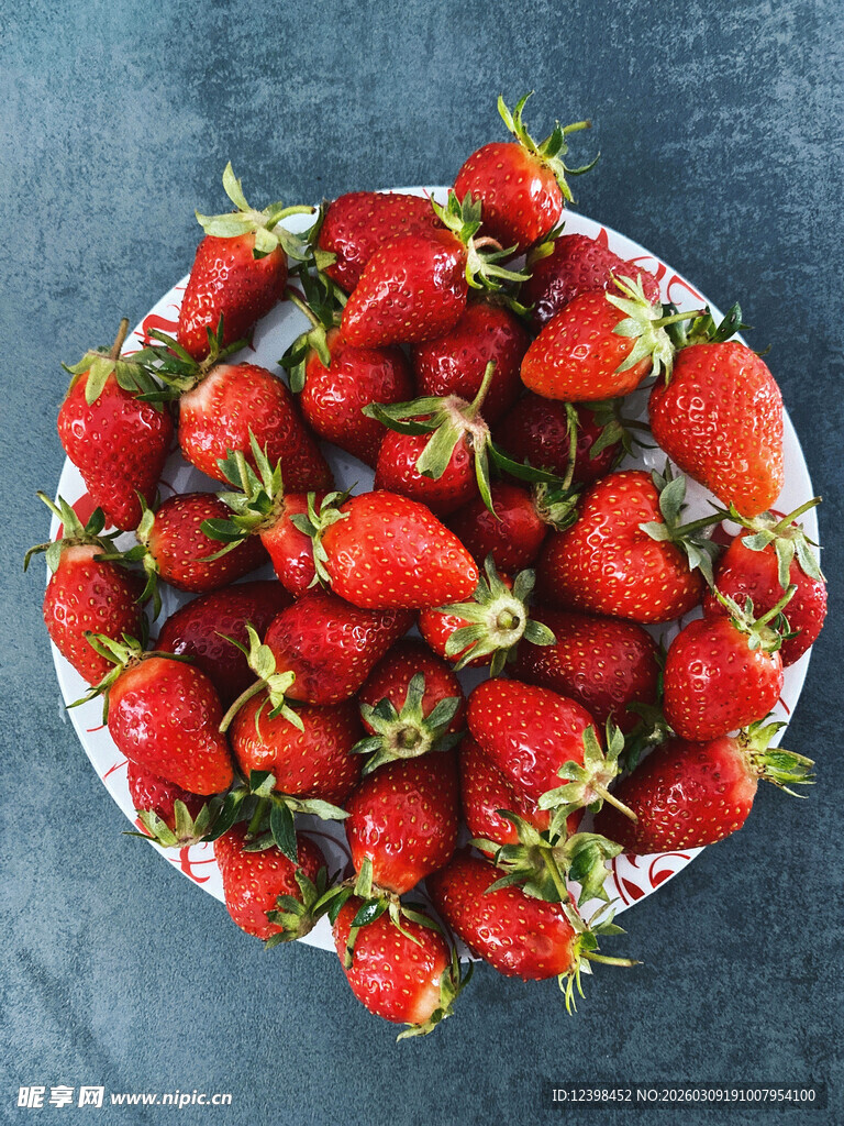 一盘新鲜诱人的红草莓