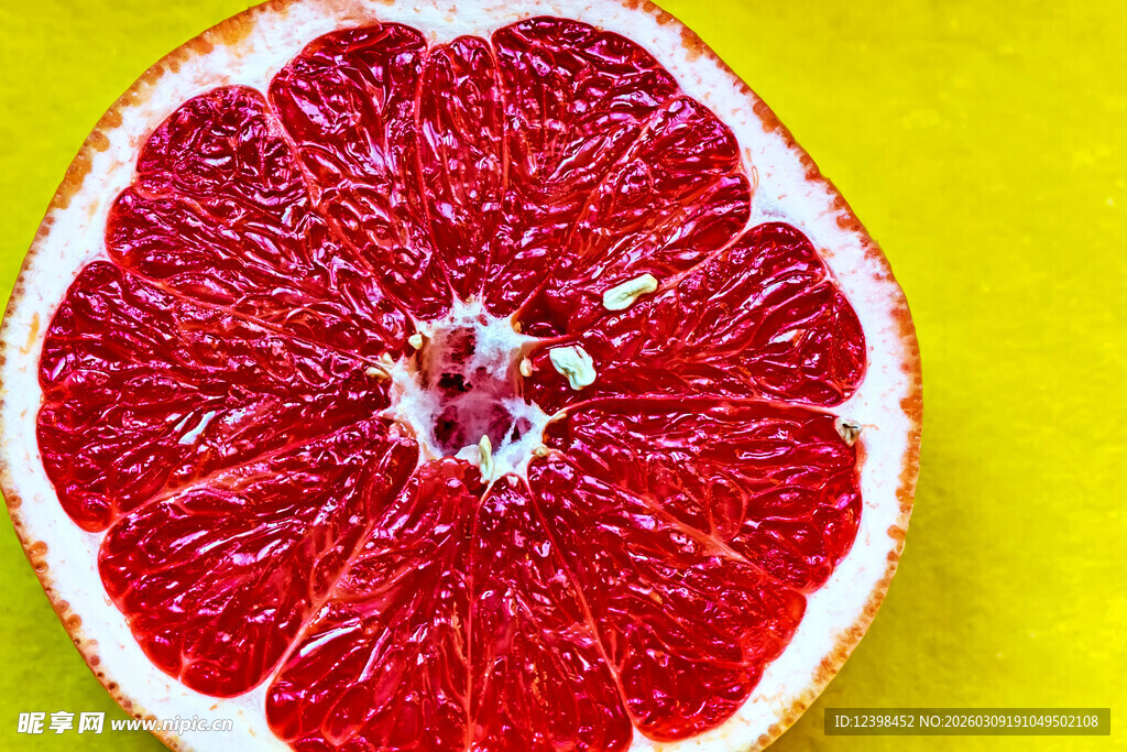 切开的鲜红西柚果肉