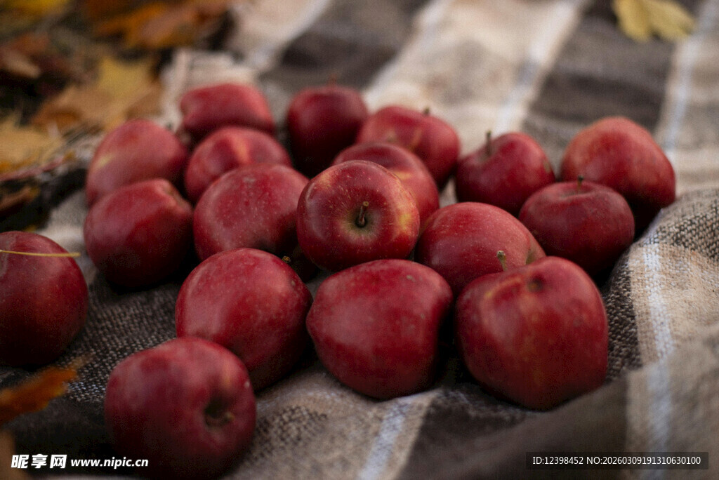 红苹果铺于格子布上