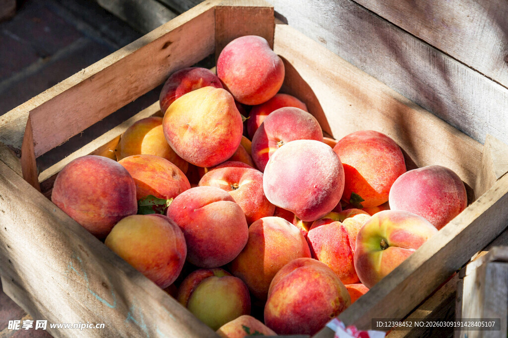 木筐里的新鲜多汁水蜜桃