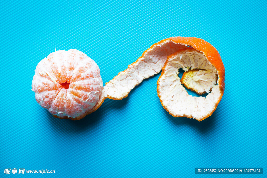 剥开的橘子与橘皮